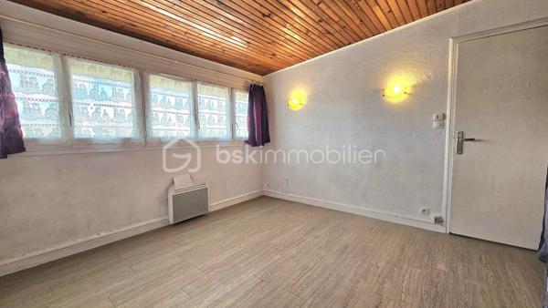 Vous recherchez un cadre de vie pratique, familial et lumineux ?
Découvrez cette maison mitoyenne de 78 m² Loi Carrez, fonctionnelle avec un extérieur idéal pour profiter des beaux jours.
Sa situation géographique idéale permet en 18 minutes à pied ou en seulement 5 minutes en bus d’accéder à la gare RER D.
Tout le parcours scolaire de la maternelle jusqu'au collège situé à proximité immédiate ainsi que les commerces de proximité.
Au rez-de-chaussée – Entrée & Annexes : Entrée fonctionnelle avec cellier et pièce de rangement.
Au 1er étage – Un espace de vie traversant (33 m²) : Un grand séjour baigné de lumière avec cheminée, ouvert sur une cuisine aménagée.
La pièce donne d'un côté sur un balcon et de l'autre sur un jardin avec terrasse et barbecue, parfait pour vos repas en extérieur.

Au 2ème étage – L'espace nuit : Deux chambres confortables, un bureau (idéal pour le télétravail ou une chambre d'enfant), une salle de bain avec WC et espace de rangement intégré.
Un garage fermé et deux emplacements de parking extérieurs complètent le bien.
** LES PLUS DE CE BIEN**
. Ravalement de façade récent, combles isolés, double vitrage PVC.
. DPE D Chauffage : Mixte (gaz, électricité et cheminée).
. Volets électriques au 2ème étage (manuels au 1er), électricité aux normes.