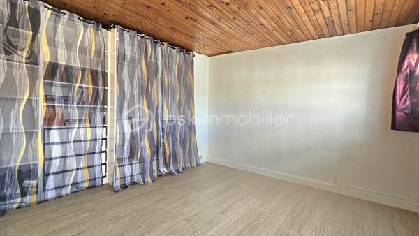 Vous recherchez un cadre de vie pratique, familial et lumineux ?
Découvrez cette maison mitoyenne de 78 m² Loi Carrez, fonctionnelle avec un extérieur idéal pour profiter des beaux jours.
Sa situation géographique idéale permet en 18 minutes à pied ou en seulement 5 minutes en bus d’accéder à la gare RER D.
Tout le parcours scolaire de la maternelle jusqu'au collège situé à proximité immédiate ainsi que les commerces de proximité.
Au rez-de-chaussée – Entrée & Annexes : Entrée fonctionnelle avec cellier et pièce de rangement.
Au 1er étage – Un espace de vie traversant (33 m²) : Un grand séjour baigné de lumière avec cheminée, ouvert sur une cuisine aménagée.
La pièce donne d'un côté sur un balcon et de l'autre sur un jardin avec terrasse et barbecue, parfait pour vos repas en extérieur.

Au 2ème étage – L'espace nuit : Deux chambres confortables, un bureau (idéal pour le télétravail ou une chambre d'enfant), une salle de bain avec WC et espace de rangement intégré.
Un garage fermé et deux emplacements de parking extérieurs complètent le bien.
** LES PLUS DE CE BIEN**
. Ravalement de façade récent, combles isolés, double vitrage PVC.
. DPE D Chauffage : Mixte (gaz, électricité et cheminée).
. Volets électriques au 2ème étage (manuels au 1er), électricité aux normes.