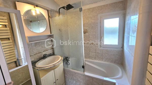 Vous recherchez un cadre de vie pratique, familial et lumineux ?
Découvrez cette maison mitoyenne de 78 m² Loi Carrez, fonctionnelle avec un extérieur idéal pour profiter des beaux jours.
Sa situation géographique idéale permet en 18 minutes à pied ou en seulement 5 minutes en bus d’accéder à la gare RER D.
Tout le parcours scolaire de la maternelle jusqu'au collège situé à proximité immédiate ainsi que les commerces de proximité.
Au rez-de-chaussée – Entrée & Annexes : Entrée fonctionnelle avec cellier et pièce de rangement.
Au 1er étage – Un espace de vie traversant (33 m²) : Un grand séjour baigné de lumière avec cheminée, ouvert sur une cuisine aménagée.
La pièce donne d'un côté sur un balcon et de l'autre sur un jardin avec terrasse et barbecue, parfait pour vos repas en extérieur.

Au 2ème étage – L'espace nuit : Deux chambres confortables, un bureau (idéal pour le télétravail ou une chambre d'enfant), une salle de bain avec WC et espace de rangement intégré.
Un garage fermé et deux emplacements de parking extérieurs complètent le bien.
** LES PLUS DE CE BIEN**
. Ravalement de façade récent, combles isolés, double vitrage PVC.
. DPE D Chauffage : Mixte (gaz, électricité et cheminée).
. Volets électriques au 2ème étage (manuels au 1er), électricité aux normes.