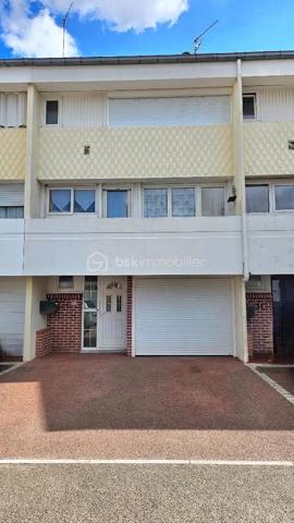 Vous recherchez un cadre de vie pratique, familial et lumineux ?
Découvrez cette maison mitoyenne de 78 m² Loi Carrez, fonctionnelle avec un extérieur idéal pour profiter des beaux jours.
Sa situation géographique idéale permet en 18 minutes à pied ou en seulement 5 minutes en bus d’accéder à la gare RER D.
Tout le parcours scolaire de la maternelle jusqu'au collège situé à proximité immédiate ainsi que les commerces de proximité.
Au rez-de-chaussée – Entrée & Annexes : Entrée fonctionnelle avec cellier et pièce de rangement.
Au 1er étage – Un espace de vie traversant (33 m²) : Un grand séjour baigné de lumière avec cheminée, ouvert sur une cuisine aménagée.
La pièce donne d'un côté sur un balcon et de l'autre sur un jardin avec terrasse et barbecue, parfait pour vos repas en extérieur.

Au 2ème étage – L'espace nuit : Deux chambres confortables, un bureau (idéal pour le télétravail ou une chambre d'enfant), une salle de bain avec WC et espace de rangement intégré.
Un garage fermé et deux emplacements de parking extérieurs complètent le bien.
** LES PLUS DE CE BIEN**
. Ravalement de façade récent, combles isolés, double vitrage PVC.
. DPE D Chauffage : Mixte (gaz, électricité et cheminée).
. Volets électriques au 2ème étage (manuels au 1er), électricité aux normes.