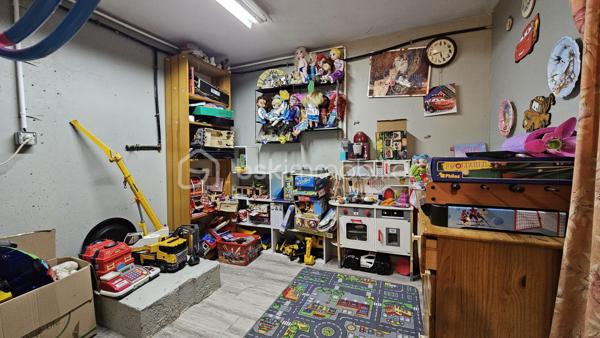 Vous recherchez un cadre de vie pratique, familial et lumineux ?
Découvrez cette maison mitoyenne de 78 m² Loi Carrez, fonctionnelle avec un extérieur idéal pour profiter des beaux jours.
Sa situation géographique idéale permet en 18 minutes à pied ou en seulement 5 minutes en bus d’accéder à la gare RER D.
Tout le parcours scolaire de la maternelle jusqu'au collège situé à proximité immédiate ainsi que les commerces de proximité.
Au rez-de-chaussée – Entrée & Annexes : Entrée fonctionnelle avec cellier et pièce de rangement.
Au 1er étage – Un espace de vie traversant (33 m²) : Un grand séjour baigné de lumière avec cheminée, ouvert sur une cuisine aménagée.
La pièce donne d'un côté sur un balcon et de l'autre sur un jardin avec terrasse et barbecue, parfait pour vos repas en extérieur.

Au 2ème étage – L'espace nuit : Deux chambres confortables, un bureau (idéal pour le télétravail ou une chambre d'enfant), une salle de bain avec WC et espace de rangement intégré.
Un garage fermé et deux emplacements de parking extérieurs complètent le bien.
** LES PLUS DE CE BIEN**
. Ravalement de façade récent, combles isolés, double vitrage PVC.
. DPE D Chauffage : Mixte (gaz, électricité et cheminée).
. Volets électriques au 2ème étage (manuels au 1er), électricité aux normes.