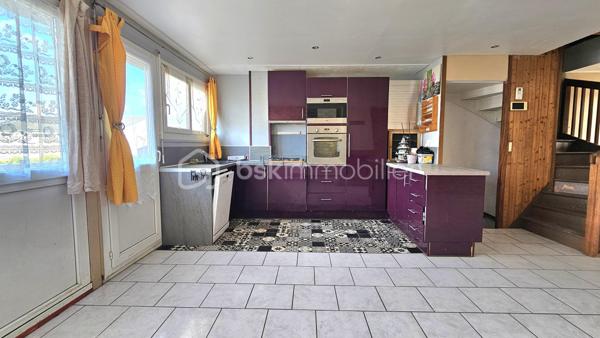 Vous recherchez un cadre de vie pratique, familial et lumineux ?
Découvrez cette maison mitoyenne de 78 m² Loi Carrez, fonctionnelle avec un extérieur idéal pour profiter des beaux jours.
Sa situation géographique idéale permet en 18 minutes à pied ou en seulement 5 minutes en bus d’accéder à la gare RER D.
Tout le parcours scolaire de la maternelle jusqu'au collège situé à proximité immédiate ainsi que les commerces de proximité.
Au rez-de-chaussée – Entrée & Annexes : Entrée fonctionnelle avec cellier et pièce de rangement.
Au 1er étage – Un espace de vie traversant (33 m²) : Un grand séjour baigné de lumière avec cheminée, ouvert sur une cuisine aménagée.
La pièce donne d'un côté sur un balcon et de l'autre sur un jardin avec terrasse et barbecue, parfait pour vos repas en extérieur.

Au 2ème étage – L'espace nuit : Deux chambres confortables, un bureau (idéal pour le télétravail ou une chambre d'enfant), une salle de bain avec WC et espace de rangement intégré.
Un garage fermé et deux emplacements de parking extérieurs complètent le bien.
** LES PLUS DE CE BIEN**
. Ravalement de façade récent, combles isolés, double vitrage PVC.
. DPE D Chauffage : Mixte (gaz, électricité et cheminée).
. Volets électriques au 2ème étage (manuels au 1er), électricité aux normes.