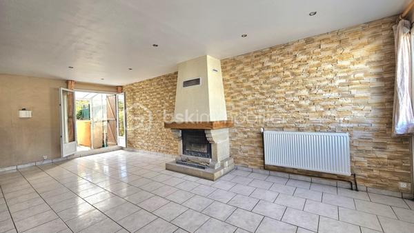 Vous recherchez un cadre de vie pratique, familial et lumineux ?
Découvrez cette maison mitoyenne de 78 m² Loi Carrez, fonctionnelle avec un extérieur idéal pour profiter des beaux jours.
Sa situation géographique idéale permet en 18 minutes à pied ou en seulement 5 minutes en bus d’accéder à la gare RER D.
Tout le parcours scolaire de la maternelle jusqu'au collège situé à proximité immédiate ainsi que les commerces de proximité.
Au rez-de-chaussée – Entrée & Annexes : Entrée fonctionnelle avec cellier et pièce de rangement.
Au 1er étage – Un espace de vie traversant (33 m²) : Un grand séjour baigné de lumière avec cheminée, ouvert sur une cuisine aménagée.
La pièce donne d'un côté sur un balcon et de l'autre sur un jardin avec terrasse et barbecue, parfait pour vos repas en extérieur.

Au 2ème étage – L'espace nuit : Deux chambres confortables, un bureau (idéal pour le télétravail ou une chambre d'enfant), une salle de bain avec WC et espace de rangement intégré.
Un garage fermé et deux emplacements de parking extérieurs complètent le bien.
** LES PLUS DE CE BIEN**
. Ravalement de façade récent, combles isolés, double vitrage PVC.
. DPE D Chauffage : Mixte (gaz, électricité et cheminée).
. Volets électriques au 2ème étage (manuels au 1er), électricité aux normes.