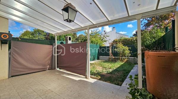 Vous recherchez un cadre de vie pratique, familial et lumineux ?
Découvrez cette maison mitoyenne de 78 m² Loi Carrez, fonctionnelle avec un extérieur idéal pour profiter des beaux jours.
Sa situation géographique idéale permet en 18 minutes à pied ou en seulement 5 minutes en bus d’accéder à la gare RER D.
Tout le parcours scolaire de la maternelle jusqu'au collège situé à proximité immédiate ainsi que les commerces de proximité.
Au rez-de-chaussée – Entrée & Annexes : Entrée fonctionnelle avec cellier et pièce de rangement.
Au 1er étage – Un espace de vie traversant (33 m²) : Un grand séjour baigné de lumière avec cheminée, ouvert sur une cuisine aménagée.
La pièce donne d'un côté sur un balcon et de l'autre sur un jardin avec terrasse et barbecue, parfait pour vos repas en extérieur.

Au 2ème étage – L'espace nuit : Deux chambres confortables, un bureau (idéal pour le télétravail ou une chambre d'enfant), une salle de bain avec WC et espace de rangement intégré.
Un garage fermé et deux emplacements de parking extérieurs complètent le bien.
** LES PLUS DE CE BIEN**
. Ravalement de façade récent, combles isolés, double vitrage PVC.
. DPE D Chauffage : Mixte (gaz, électricité et cheminée).
. Volets électriques au 2ème étage (manuels au 1er), électricité aux normes.
