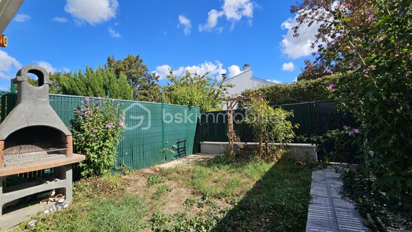 Vous recherchez un cadre de vie pratique, familial et lumineux ?
Découvrez cette maison mitoyenne de 78 m² Loi Carrez, fonctionnelle avec un extérieur idéal pour profiter des beaux jours.
Sa situation géographique idéale permet en 18 minutes à pied ou en seulement 5 minutes en bus d’accéder à la gare RER D.
Tout le parcours scolaire de la maternelle jusqu'au collège situé à proximité immédiate ainsi que les commerces de proximité.
Au rez-de-chaussée – Entrée & Annexes : Entrée fonctionnelle avec cellier et pièce de rangement.
Au 1er étage – Un espace de vie traversant (33 m²) : Un grand séjour baigné de lumière avec cheminée, ouvert sur une cuisine aménagée.
La pièce donne d'un côté sur un balcon et de l'autre sur un jardin avec terrasse et barbecue, parfait pour vos repas en extérieur.

Au 2ème étage – L'espace nuit : Deux chambres confortables, un bureau (idéal pour le télétravail ou une chambre d'enfant), une salle de bain avec WC et espace de rangement intégré.
Un garage fermé et deux emplacements de parking extérieurs complètent le bien.
** LES PLUS DE CE BIEN**
. Ravalement de façade récent, combles isolés, double vitrage PVC.
. DPE D Chauffage : Mixte (gaz, électricité et cheminée).
. Volets électriques au 2ème étage (manuels au 1er), électricité aux normes.