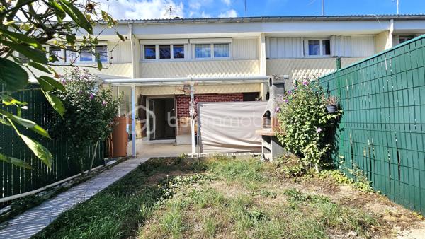 Vous recherchez un cadre de vie pratique, familial et lumineux ?
Découvrez cette maison mitoyenne de 78 m² Loi Carrez, fonctionnelle avec un extérieur idéal pour profiter des beaux jours.
Sa situation géographique idéale permet en 18 minutes à pied ou en seulement 5 minutes en bus d’accéder à la gare RER D.
Tout le parcours scolaire de la maternelle jusqu'au collège situé à proximité immédiate ainsi que les commerces de proximité.
Au rez-de-chaussée – Entrée & Annexes : Entrée fonctionnelle avec cellier et pièce de rangement.
Au 1er étage – Un espace de vie traversant (33 m²) : Un grand séjour baigné de lumière avec cheminée, ouvert sur une cuisine aménagée.
La pièce donne d'un côté sur un balcon et de l'autre sur un jardin avec terrasse et barbecue, parfait pour vos repas en extérieur.

Au 2ème étage – L'espace nuit : Deux chambres confortables, un bureau (idéal pour le télétravail ou une chambre d'enfant), une salle de bain avec WC et espace de rangement intégré.
Un garage fermé et deux emplacements de parking extérieurs complètent le bien.
** LES PLUS DE CE BIEN**
. Ravalement de façade récent, combles isolés, double vitrage PVC.
. DPE D Chauffage : Mixte (gaz, électricité et cheminée).
. Volets électriques au 2ème étage (manuels au 1er), électricité aux normes.