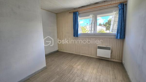 Vous recherchez un cadre de vie pratique, familial et lumineux ?
Découvrez cette maison mitoyenne de 78 m² Loi Carrez, fonctionnelle avec un extérieur idéal pour profiter des beaux jours.
Sa situation géographique idéale permet en 18 minutes à pied ou en seulement 5 minutes en bus d’accéder à la gare RER D.
Tout le parcours scolaire de la maternelle jusqu'au collège situé à proximité immédiate ainsi que les commerces de proximité.
Au rez-de-chaussée – Entrée & Annexes : Entrée fonctionnelle avec cellier et pièce de rangement.
Au 1er étage – Un espace de vie traversant (33 m²) : Un grand séjour baigné de lumière avec cheminée, ouvert sur une cuisine aménagée.
La pièce donne d'un côté sur un balcon et de l'autre sur un jardin avec terrasse et barbecue, parfait pour vos repas en extérieur.

Au 2ème étage – L'espace nuit : Deux chambres confortables, un bureau (idéal pour le télétravail ou une chambre d'enfant), une salle de bain avec WC et espace de rangement intégré.
Un garage fermé et deux emplacements de parking extérieurs complètent le bien.
** LES PLUS DE CE BIEN**
. Ravalement de façade récent, combles isolés, double vitrage PVC.
. DPE D Chauffage : Mixte (gaz, électricité et cheminée).
. Volets électriques au 2ème étage (manuels au 1er), électricité aux normes.