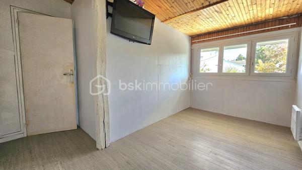 Vous recherchez un cadre de vie pratique, familial et lumineux ?
Découvrez cette maison mitoyenne de 78 m² Loi Carrez, fonctionnelle avec un extérieur idéal pour profiter des beaux jours.
Sa situation géographique idéale permet en 18 minutes à pied ou en seulement 5 minutes en bus d’accéder à la gare RER D.
Tout le parcours scolaire de la maternelle jusqu'au collège situé à proximité immédiate ainsi que les commerces de proximité.
Au rez-de-chaussée – Entrée & Annexes : Entrée fonctionnelle avec cellier et pièce de rangement.
Au 1er étage – Un espace de vie traversant (33 m²) : Un grand séjour baigné de lumière avec cheminée, ouvert sur une cuisine aménagée.
La pièce donne d'un côté sur un balcon et de l'autre sur un jardin avec terrasse et barbecue, parfait pour vos repas en extérieur.

Au 2ème étage – L'espace nuit : Deux chambres confortables, un bureau (idéal pour le télétravail ou une chambre d'enfant), une salle de bain avec WC et espace de rangement intégré.
Un garage fermé et deux emplacements de parking extérieurs complètent le bien.
** LES PLUS DE CE BIEN**
. Ravalement de façade récent, combles isolés, double vitrage PVC.
. DPE D Chauffage : Mixte (gaz, électricité et cheminée).
. Volets électriques au 2ème étage (manuels au 1er), électricité aux normes.