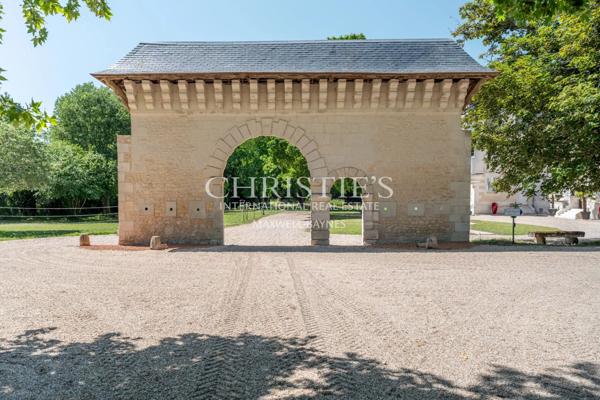 Magnifique château avec installations équestres de très haut niveau