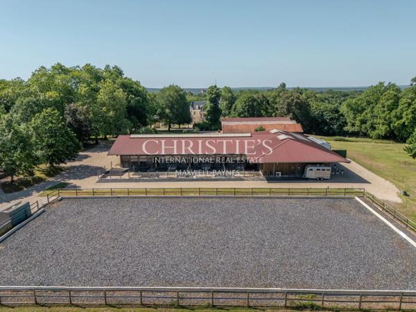 Magnifique château avec installations équestres de très haut niveau