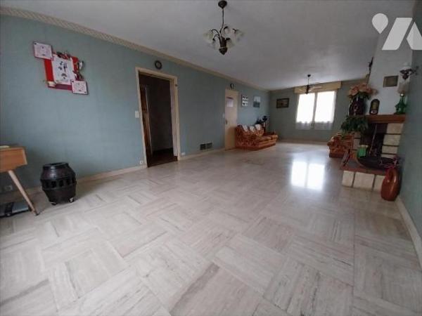 VITRE, spacieuse maison d'environ 153 m² habitables située dans un quartier calme et en impasse...