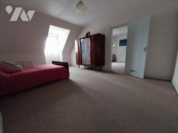 VITRE, spacieuse maison d'environ 153 m² habitables située dans un quartier calme et en impasse...