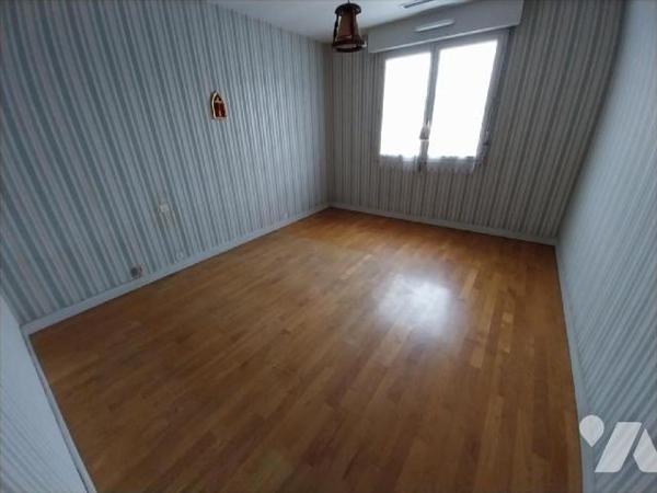 VITRE, spacieuse maison d'environ 153 m² habitables située dans un quartier calme et en impasse...