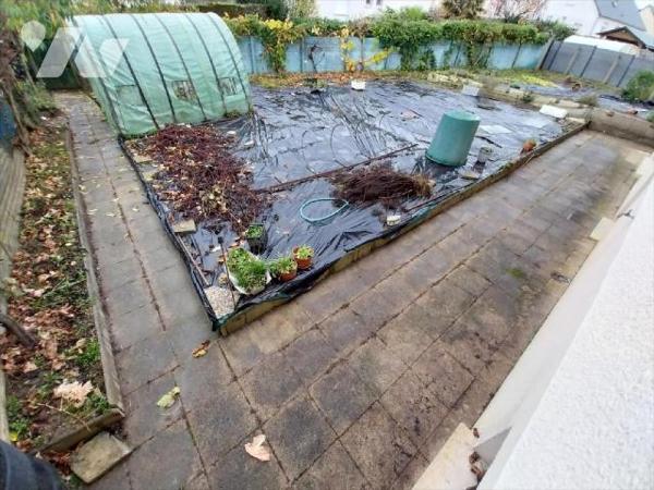 VITRE, spacieuse maison d'environ 153 m² habitables située dans un quartier calme et en impasse...