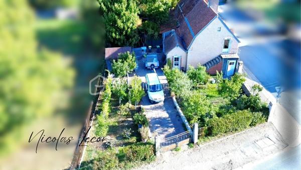 À Nérondes, découvrez cette maison offrant un cadre agréable et un beau potentiel d’évolution, implantée sur une parcelle de 370 m² entièrement close.
La maison se compose d’une cuisine, d’un séjour donnant accès à une chambre, d’un petit dégagement ainsi que d’une salle d’eau, qui pourra être modernisée selon vos envies.
À l’extérieur, un escalier permet d’accéder à un espace situé au-dessus de la maison. 
Celui-ci nécessite des travaux de rénovation, mais offre la possibilité de créer un espace supplémentaire, notamment une chambre d’amis, un bureau ou une pièce de rangement selon vos besoins et votre projet.
Côté confort, le bien bénéficie du double vitrage PVC avec volets roulants électriques, de la fibre, ainsi que d’une chaudière électrique installée en 2023. Un poêle à bois vient compléter le chauffage en appoint.
À l’extérieur, vous profiterez d’un terrain clos, d’un abri de jardin et de nombreux arbres fruitiers : pêcher, figuier, poirier et cerisier.
Un bien qui offre une base saine et fonctionnelle, tout en laissant la possibilité de réaliser des travaux d’amélioration et d’aménagement afin de l’adapter pleinement à vos envies.
Une maison à découvrir pour son potentiel, son terrain et ses possibilités d’évolution.