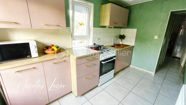À Nérondes, découvrez cette maison offrant un cadre agréable et un beau potentiel d’évolution, implantée sur une parcelle de 370 m² entièrement close.
La maison se compose d’une cuisine, d’un séjour donnant accès à une chambre, d’un petit dégagement ainsi que d’une salle d’eau, qui pourra être modernisée selon vos envies.
À l’extérieur, un escalier permet d’accéder à un espace situé au-dessus de la maison. 
Celui-ci nécessite des travaux de rénovation, mais offre la possibilité de créer un espace supplémentaire, notamment une chambre d’amis, un bureau ou une pièce de rangement selon vos besoins et votre projet.
Côté confort, le bien bénéficie du double vitrage PVC avec volets roulants électriques, de la fibre, ainsi que d’une chaudière électrique installée en 2023. Un poêle à bois vient compléter le chauffage en appoint.
À l’extérieur, vous profiterez d’un terrain clos, d’un abri de jardin et de nombreux arbres fruitiers : pêcher, figuier, poirier et cerisier.
Un bien qui offre une base saine et fonctionnelle, tout en laissant la possibilité de réaliser des travaux d’amélioration et d’aménagement afin de l’adapter pleinement à vos envies.
Une maison à découvrir pour son potentiel, son terrain et ses possibilités d’évolution.