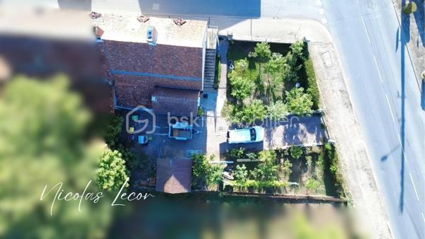 À Nérondes, découvrez cette maison offrant un cadre agréable et un beau potentiel d’évolution, implantée sur une parcelle de 370 m² entièrement close.
La maison se compose d’une cuisine, d’un séjour donnant accès à une chambre, d’un petit dégagement ainsi que d’une salle d’eau, qui pourra être modernisée selon vos envies.
À l’extérieur, un escalier permet d’accéder à un espace situé au-dessus de la maison. 
Celui-ci nécessite des travaux de rénovation, mais offre la possibilité de créer un espace supplémentaire, notamment une chambre d’amis, un bureau ou une pièce de rangement selon vos besoins et votre projet.
Côté confort, le bien bénéficie du double vitrage PVC avec volets roulants électriques, de la fibre, ainsi que d’une chaudière électrique installée en 2023. Un poêle à bois vient compléter le chauffage en appoint.
À l’extérieur, vous profiterez d’un terrain clos, d’un abri de jardin et de nombreux arbres fruitiers : pêcher, figuier, poirier et cerisier.
Un bien qui offre une base saine et fonctionnelle, tout en laissant la possibilité de réaliser des travaux d’amélioration et d’aménagement afin de l’adapter pleinement à vos envies.
Une maison à découvrir pour son potentiel, son terrain et ses possibilités d’évolution.