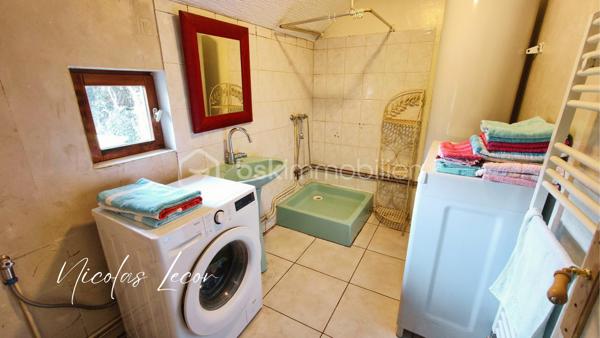 À Nérondes, découvrez cette maison offrant un cadre agréable et un beau potentiel d’évolution, implantée sur une parcelle de 370 m² entièrement close.
La maison se compose d’une cuisine, d’un séjour donnant accès à une chambre, d’un petit dégagement ainsi que d’une salle d’eau, qui pourra être modernisée selon vos envies.
À l’extérieur, un escalier permet d’accéder à un espace situé au-dessus de la maison. 
Celui-ci nécessite des travaux de rénovation, mais offre la possibilité de créer un espace supplémentaire, notamment une chambre d’amis, un bureau ou une pièce de rangement selon vos besoins et votre projet.
Côté confort, le bien bénéficie du double vitrage PVC avec volets roulants électriques, de la fibre, ainsi que d’une chaudière électrique installée en 2023. Un poêle à bois vient compléter le chauffage en appoint.
À l’extérieur, vous profiterez d’un terrain clos, d’un abri de jardin et de nombreux arbres fruitiers : pêcher, figuier, poirier et cerisier.
Un bien qui offre une base saine et fonctionnelle, tout en laissant la possibilité de réaliser des travaux d’amélioration et d’aménagement afin de l’adapter pleinement à vos envies.
Une maison à découvrir pour son potentiel, son terrain et ses possibilités d’évolution.
