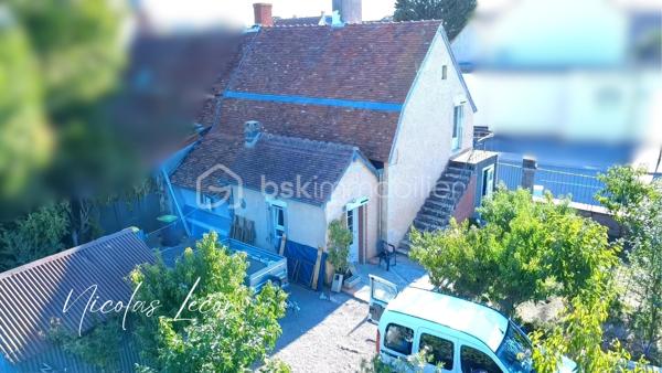 À Nérondes, découvrez cette maison offrant un cadre agréable et un beau potentiel d’évolution, implantée sur une parcelle de 370 m² entièrement close.
La maison se compose d’une cuisine, d’un séjour donnant accès à une chambre, d’un petit dégagement ainsi que d’une salle d’eau, qui pourra être modernisée selon vos envies.
À l’extérieur, un escalier permet d’accéder à un espace situé au-dessus de la maison. 
Celui-ci nécessite des travaux de rénovation, mais offre la possibilité de créer un espace supplémentaire, notamment une chambre d’amis, un bureau ou une pièce de rangement selon vos besoins et votre projet.
Côté confort, le bien bénéficie du double vitrage PVC avec volets roulants électriques, de la fibre, ainsi que d’une chaudière électrique installée en 2023. Un poêle à bois vient compléter le chauffage en appoint.
À l’extérieur, vous profiterez d’un terrain clos, d’un abri de jardin et de nombreux arbres fruitiers : pêcher, figuier, poirier et cerisier.
Un bien qui offre une base saine et fonctionnelle, tout en laissant la possibilité de réaliser des travaux d’amélioration et d’aménagement afin de l’adapter pleinement à vos envies.
Une maison à découvrir pour son potentiel, son terrain et ses possibilités d’évolution.