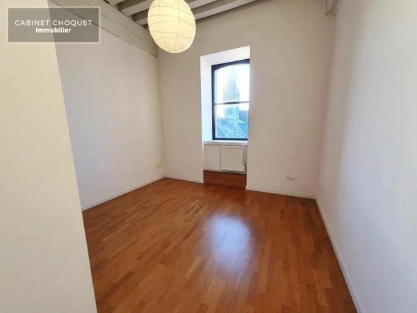 GRAND F3 AVEC PARKING ET CAVE A LOUER - VIEUX-LILLE - 93 m 2 - 1 519 € charges comprises par mois