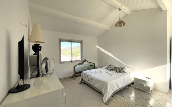 Maison à vendre    5 pièces •  Vallon-Pont-d'Arc