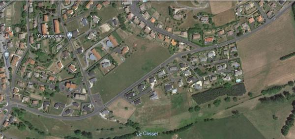 Yssingeaux 43200 parcelle de terrain constructible viabilisé avec vue dégagée à 5 minutes à pied du centre village, proche des écoles, commerces et des commodités, dans un secteur calme