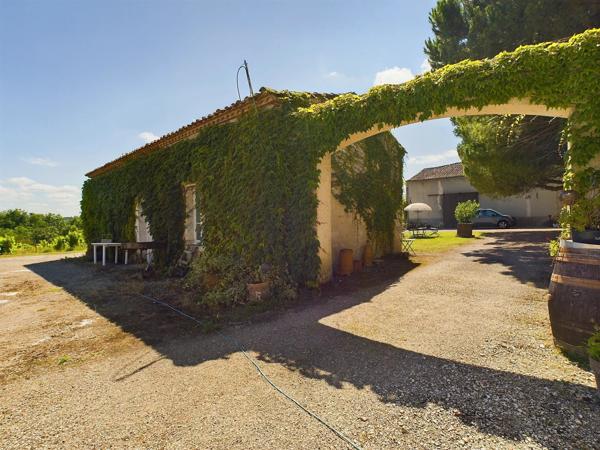 Propriété en position dominante - 3 logements - environ 18 Hectares- Piscine -