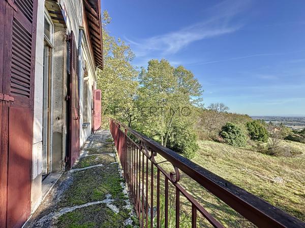 Tournus (71700) TOURNUS : Château + Maison et granges sur 1,6 hectare avec vue panoramique sur la Saône.