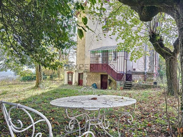 Tournus (71700) TOURNUS : Château + Maison et granges sur 1,6 hectare avec vue panoramique sur la Saône.