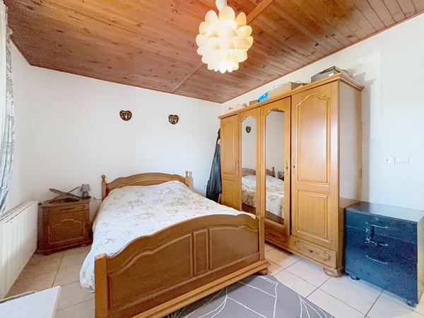 Maison Le Pontet T3 de 87 m2 combles aménagées, cour et atelier