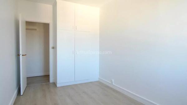 Location                                                      Appartement
                        
                     2 pièces                      40 m2                     à Clamart