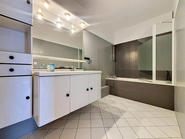 Vente                                                      Appartement
                        
                     4 pièces                                         à Limeil-Brévannes