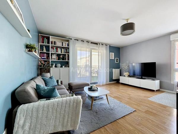 Vente                                                      Appartement
                        
                     3 pièces                      63 m2                     à Limeil-Brévannes