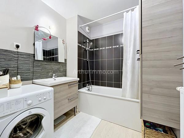 Vente                                                      Appartement
                        
                     3 pièces                      63 m2                     à Limeil-Brévannes