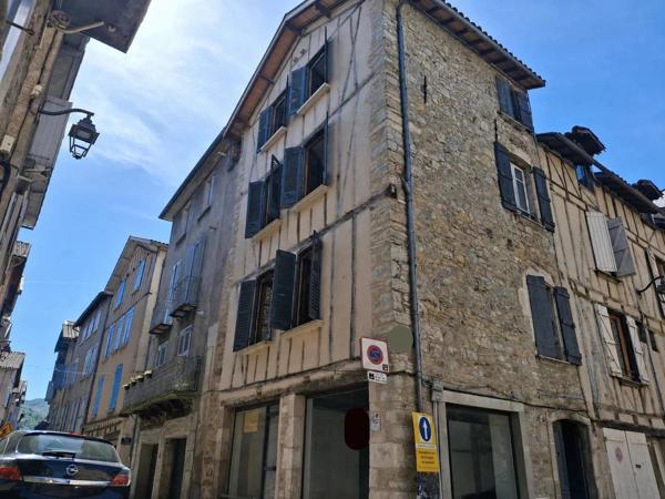 Une occasion rare de créer trois appartements élégants dans un emplacement de choix