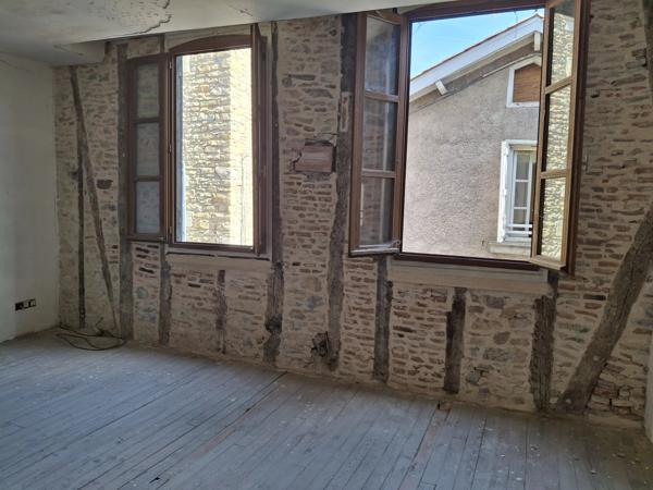 Une occasion rare de créer trois appartements élégants dans un emplacement de choix