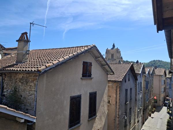 Une occasion rare de créer trois appartements élégants dans un emplacement de choix