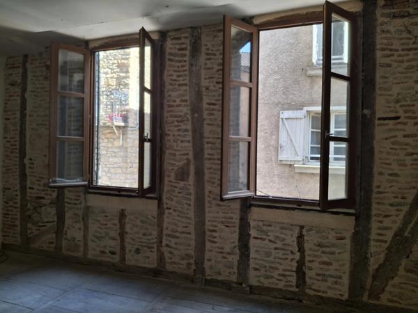 Une occasion rare de créer trois appartements élégants dans un emplacement de choix