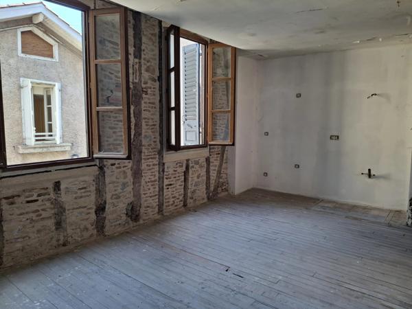 Une occasion rare de créer trois appartements élégants dans un emplacement de choix