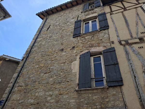 Une occasion rare de créer trois appartements élégants dans un emplacement de choix