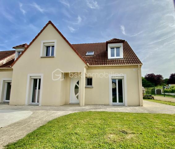 Commune de Gretz-Armainvilliers, quartier du Bois-Vignolles, venez découvrir cette grande maison avec 5 chambres et une véranda de 26 m² sur une parcelle de 540 m².
Construite en 2000, elle a été améliorée à plusieurs reprises avec l'ajout de surface habitable, avec une décoration renouvelée et la création d'un garage extérieur. 
En visitant, on la sensation "d'une maison neuve". !! Un vrai coup de cœur !
La maison est située à proximité de la zone forestière. Elle fait partie d'un des plus jolis lotissements de la commune avec vue sur la forêt et des espaces verts.
Le jardin est bien dimensionné derrière la maison, sans vis à vis.

L'entrée de la maison s'ouvre sur la pièce de vie avec le salon, la salle à manger, la grande véranda et la cuisine. L'espace d'environ 90 m² (!!) est l'espace à vivre par excellence, traversant et ouvrant sur la totalité du jardin.
La cuisine est joliment équipée et aménagée, fonctionnelle et esthétique. Elle est complétée par une buanderie et un cellier. On trouve également au rdc une suite parentale de 16 m² et un WC.
À l'étage, l’espace nuit se compose de 3 chambres de 17, 13 et 12 m², d'une magnifique salle de bain avec baignoire et double-vasque et d'un WC. Une 4ème chambre peut être aménagée facilement. 

Tous les matériaux utilisés pour cette maison sont de grande qualité, assurant une isolation et un confort optimal. La décoration des sols, murs et mobiliers est en parfaite harmonie, rehaussant le charme de chaque pièce.

Les +++ : Un espace extérieur à la propriété utilisable pour garer des véhicules, possibilité de stationner 4 véhicules (ou +) sur la propriété entièrement clôturée, une parcelle de 540 m² engazonnée à l'arrière et bétonnée à l'avant, 2 portails d'accès électriques, 1 grand garage avec porte automatique d'environ 30 m², une véranda chauffée de 26 m² avec baie coulissante, volets électriques et puit de lumière, une terrasse extérieure, une maison indépendante en parpaing isolée, une toiture en tuiles en excellent état, des volets roulants électriques, du double vitrage de qualité, des radiateurs électriques à inertie récent, PAC pour le chauffage et le rafraîchissement estival à l'étage, ballon d'eau chaude de 300 litres avec adoucisseur, une luminosité remarquable toute la journée, une cuisine qualitative parfaitement équipée, aménagée et complétée avec une buanderie et un cellier de 11 m², le salon-salle à manger traversant exceptionnel de 90 m² (en comptant la cuisine), 4 chambres dont une de 17 m², ajout simple d'une chambre à l'étage, possibilité de chambre supplémentaire au rdc, des sols en carrelage ou parquet qualitatif, un DPE de classe C avec une isolation remarquable. L'accès est simple à toutes les commodités : écoles, centre de loisirs, commerces, transports, et espaces verts accessibles à pied. La N4 est à 2'.

Ne tardez pas à visiter ce petit bijou ! Bien exceptionnel sur le marché !