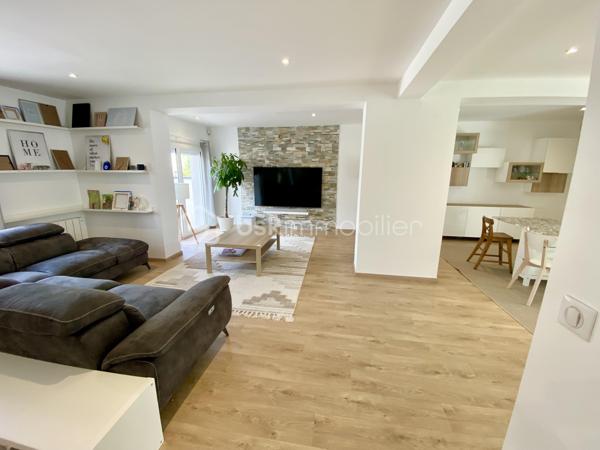 Commune de Gretz-Armainvilliers, quartier du Bois-Vignolles, venez découvrir cette grande maison avec 5 chambres et une véranda de 26 m² sur une parcelle de 540 m².
Construite en 2000, elle a été améliorée à plusieurs reprises avec l'ajout de surface habitable, avec une décoration renouvelée et la création d'un garage extérieur. 
En visitant, on la sensation "d'une maison neuve". !! Un vrai coup de cœur !
La maison est située à proximité de la zone forestière. Elle fait partie d'un des plus jolis lotissements de la commune avec vue sur la forêt et des espaces verts.
Le jardin est bien dimensionné derrière la maison, sans vis à vis.

L'entrée de la maison s'ouvre sur la pièce de vie avec le salon, la salle à manger, la grande véranda et la cuisine. L'espace d'environ 90 m² (!!) est l'espace à vivre par excellence, traversant et ouvrant sur la totalité du jardin.
La cuisine est joliment équipée et aménagée, fonctionnelle et esthétique. Elle est complétée par une buanderie et un cellier. On trouve également au rdc une suite parentale de 16 m² et un WC.
À l'étage, l’espace nuit se compose de 3 chambres de 17, 13 et 12 m², d'une magnifique salle de bain avec baignoire et double-vasque et d'un WC. Une 4ème chambre peut être aménagée facilement. 

Tous les matériaux utilisés pour cette maison sont de grande qualité, assurant une isolation et un confort optimal. La décoration des sols, murs et mobiliers est en parfaite harmonie, rehaussant le charme de chaque pièce.

Les +++ : Un espace extérieur à la propriété utilisable pour garer des véhicules, possibilité de stationner 4 véhicules (ou +) sur la propriété entièrement clôturée, une parcelle de 540 m² engazonnée à l'arrière et bétonnée à l'avant, 2 portails d'accès électriques, 1 grand garage avec porte automatique d'environ 30 m², une véranda chauffée de 26 m² avec baie coulissante, volets électriques et puit de lumière, une terrasse extérieure, une maison indépendante en parpaing isolée, une toiture en tuiles en excellent état, des volets roulants électriques, du double vitrage de qualité, des radiateurs électriques à inertie récent, PAC pour le chauffage et le rafraîchissement estival à l'étage, ballon d'eau chaude de 300 litres avec adoucisseur, une luminosité remarquable toute la journée, une cuisine qualitative parfaitement équipée, aménagée et complétée avec une buanderie et un cellier de 11 m², le salon-salle à manger traversant exceptionnel de 90 m² (en comptant la cuisine), 4 chambres dont une de 17 m², ajout simple d'une chambre à l'étage, possibilité de chambre supplémentaire au rdc, des sols en carrelage ou parquet qualitatif, un DPE de classe C avec une isolation remarquable. L'accès est simple à toutes les commodités : écoles, centre de loisirs, commerces, transports, et espaces verts accessibles à pied. La N4 est à 2'.

Ne tardez pas à visiter ce petit bijou ! Bien exceptionnel sur le marché !