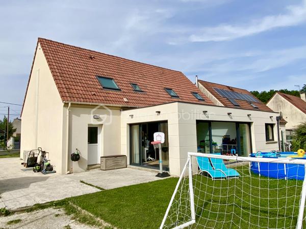 Commune de Gretz-Armainvilliers, quartier du Bois-Vignolles, venez découvrir cette grande maison avec 5 chambres et une véranda de 26 m² sur une parcelle de 540 m².
Construite en 2000, elle a été améliorée à plusieurs reprises avec l'ajout de surface habitable, avec une décoration renouvelée et la création d'un garage extérieur. 
En visitant, on la sensation "d'une maison neuve". !! Un vrai coup de cœur !
La maison est située à proximité de la zone forestière. Elle fait partie d'un des plus jolis lotissements de la commune avec vue sur la forêt et des espaces verts.
Le jardin est bien dimensionné derrière la maison, sans vis à vis.

L'entrée de la maison s'ouvre sur la pièce de vie avec le salon, la salle à manger, la grande véranda et la cuisine. L'espace d'environ 90 m² (!!) est l'espace à vivre par excellence, traversant et ouvrant sur la totalité du jardin.
La cuisine est joliment équipée et aménagée, fonctionnelle et esthétique. Elle est complétée par une buanderie et un cellier. On trouve également au rdc une suite parentale de 16 m² et un WC.
À l'étage, l’espace nuit se compose de 3 chambres de 17, 13 et 12 m², d'une magnifique salle de bain avec baignoire et double-vasque et d'un WC. Une 4ème chambre peut être aménagée facilement. 

Tous les matériaux utilisés pour cette maison sont de grande qualité, assurant une isolation et un confort optimal. La décoration des sols, murs et mobiliers est en parfaite harmonie, rehaussant le charme de chaque pièce.

Les +++ : Un espace extérieur à la propriété utilisable pour garer des véhicules, possibilité de stationner 4 véhicules (ou +) sur la propriété entièrement clôturée, une parcelle de 540 m² engazonnée à l'arrière et bétonnée à l'avant, 2 portails d'accès électriques, 1 grand garage avec porte automatique d'environ 30 m², une véranda chauffée de 26 m² avec baie coulissante, volets électriques et puit de lumière, une terrasse extérieure, une maison indépendante en parpaing isolée, une toiture en tuiles en excellent état, des volets roulants électriques, du double vitrage de qualité, des radiateurs électriques à inertie récent, PAC pour le chauffage et le rafraîchissement estival à l'étage, ballon d'eau chaude de 300 litres avec adoucisseur, une luminosité remarquable toute la journée, une cuisine qualitative parfaitement équipée, aménagée et complétée avec une buanderie et un cellier de 11 m², le salon-salle à manger traversant exceptionnel de 90 m² (en comptant la cuisine), 4 chambres dont une de 17 m², ajout simple d'une chambre à l'étage, possibilité de chambre supplémentaire au rdc, des sols en carrelage ou parquet qualitatif, un DPE de classe C avec une isolation remarquable. L'accès est simple à toutes les commodités : écoles, centre de loisirs, commerces, transports, et espaces verts accessibles à pied. La N4 est à 2'.

Ne tardez pas à visiter ce petit bijou ! Bien exceptionnel sur le marché !