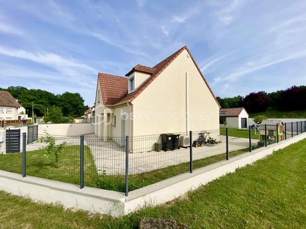 Commune de Gretz-Armainvilliers, quartier du Bois-Vignolles, venez découvrir cette grande maison avec 5 chambres et une véranda de 26 m² sur une parcelle de 540 m².
Construite en 2000, elle a été améliorée à plusieurs reprises avec l'ajout de surface habitable, avec une décoration renouvelée et la création d'un garage extérieur. 
En visitant, on la sensation "d'une maison neuve". !! Un vrai coup de cœur !
La maison est située à proximité de la zone forestière. Elle fait partie d'un des plus jolis lotissements de la commune avec vue sur la forêt et des espaces verts.
Le jardin est bien dimensionné derrière la maison, sans vis à vis.

L'entrée de la maison s'ouvre sur la pièce de vie avec le salon, la salle à manger, la grande véranda et la cuisine. L'espace d'environ 90 m² (!!) est l'espace à vivre par excellence, traversant et ouvrant sur la totalité du jardin.
La cuisine est joliment équipée et aménagée, fonctionnelle et esthétique. Elle est complétée par une buanderie et un cellier. On trouve également au rdc une suite parentale de 16 m² et un WC.
À l'étage, l’espace nuit se compose de 3 chambres de 17, 13 et 12 m², d'une magnifique salle de bain avec baignoire et double-vasque et d'un WC. Une 4ème chambre peut être aménagée facilement. 

Tous les matériaux utilisés pour cette maison sont de grande qualité, assurant une isolation et un confort optimal. La décoration des sols, murs et mobiliers est en parfaite harmonie, rehaussant le charme de chaque pièce.

Les +++ : Un espace extérieur à la propriété utilisable pour garer des véhicules, possibilité de stationner 4 véhicules (ou +) sur la propriété entièrement clôturée, une parcelle de 540 m² engazonnée à l'arrière et bétonnée à l'avant, 2 portails d'accès électriques, 1 grand garage avec porte automatique d'environ 30 m², une véranda chauffée de 26 m² avec baie coulissante, volets électriques et puit de lumière, une terrasse extérieure, une maison indépendante en parpaing isolée, une toiture en tuiles en excellent état, des volets roulants électriques, du double vitrage de qualité, des radiateurs électriques à inertie récent, PAC pour le chauffage et le rafraîchissement estival à l'étage, ballon d'eau chaude de 300 litres avec adoucisseur, une luminosité remarquable toute la journée, une cuisine qualitative parfaitement équipée, aménagée et complétée avec une buanderie et un cellier de 11 m², le salon-salle à manger traversant exceptionnel de 90 m² (en comptant la cuisine), 4 chambres dont une de 17 m², ajout simple d'une chambre à l'étage, possibilité de chambre supplémentaire au rdc, des sols en carrelage ou parquet qualitatif, un DPE de classe C avec une isolation remarquable. L'accès est simple à toutes les commodités : écoles, centre de loisirs, commerces, transports, et espaces verts accessibles à pied. La N4 est à 2'.

Ne tardez pas à visiter ce petit bijou ! Bien exceptionnel sur le marché !