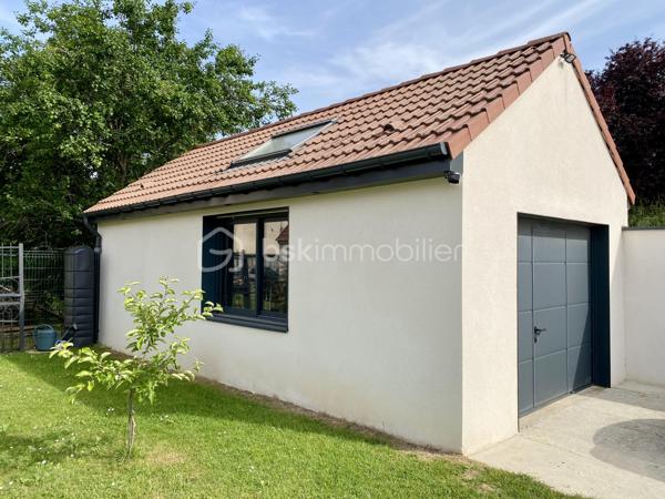 Commune de Gretz-Armainvilliers, quartier du Bois-Vignolles, venez découvrir cette grande maison avec 5 chambres et une véranda de 26 m² sur une parcelle de 540 m².
Construite en 2000, elle a été améliorée à plusieurs reprises avec l'ajout de surface habitable, avec une décoration renouvelée et la création d'un garage extérieur. 
En visitant, on la sensation "d'une maison neuve". !! Un vrai coup de cœur !
La maison est située à proximité de la zone forestière. Elle fait partie d'un des plus jolis lotissements de la commune avec vue sur la forêt et des espaces verts.
Le jardin est bien dimensionné derrière la maison, sans vis à vis.

L'entrée de la maison s'ouvre sur la pièce de vie avec le salon, la salle à manger, la grande véranda et la cuisine. L'espace d'environ 90 m² (!!) est l'espace à vivre par excellence, traversant et ouvrant sur la totalité du jardin.
La cuisine est joliment équipée et aménagée, fonctionnelle et esthétique. Elle est complétée par une buanderie et un cellier. On trouve également au rdc une suite parentale de 16 m² et un WC.
À l'étage, l’espace nuit se compose de 3 chambres de 17, 13 et 12 m², d'une magnifique salle de bain avec baignoire et double-vasque et d'un WC. Une 4ème chambre peut être aménagée facilement. 

Tous les matériaux utilisés pour cette maison sont de grande qualité, assurant une isolation et un confort optimal. La décoration des sols, murs et mobiliers est en parfaite harmonie, rehaussant le charme de chaque pièce.

Les +++ : Un espace extérieur à la propriété utilisable pour garer des véhicules, possibilité de stationner 4 véhicules (ou +) sur la propriété entièrement clôturée, une parcelle de 540 m² engazonnée à l'arrière et bétonnée à l'avant, 2 portails d'accès électriques, 1 grand garage avec porte automatique d'environ 30 m², une véranda chauffée de 26 m² avec baie coulissante, volets électriques et puit de lumière, une terrasse extérieure, une maison indépendante en parpaing isolée, une toiture en tuiles en excellent état, des volets roulants électriques, du double vitrage de qualité, des radiateurs électriques à inertie récent, PAC pour le chauffage et le rafraîchissement estival à l'étage, ballon d'eau chaude de 300 litres avec adoucisseur, une luminosité remarquable toute la journée, une cuisine qualitative parfaitement équipée, aménagée et complétée avec une buanderie et un cellier de 11 m², le salon-salle à manger traversant exceptionnel de 90 m² (en comptant la cuisine), 4 chambres dont une de 17 m², ajout simple d'une chambre à l'étage, possibilité de chambre supplémentaire au rdc, des sols en carrelage ou parquet qualitatif, un DPE de classe C avec une isolation remarquable. L'accès est simple à toutes les commodités : écoles, centre de loisirs, commerces, transports, et espaces verts accessibles à pied. La N4 est à 2'.

Ne tardez pas à visiter ce petit bijou ! Bien exceptionnel sur le marché !