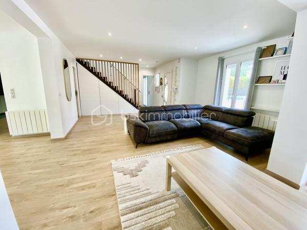 Commune de Gretz-Armainvilliers, quartier du Bois-Vignolles, venez découvrir cette grande maison avec 5 chambres et une véranda de 26 m² sur une parcelle de 540 m².
Construite en 2000, elle a été améliorée à plusieurs reprises avec l'ajout de surface habitable, avec une décoration renouvelée et la création d'un garage extérieur. 
En visitant, on la sensation "d'une maison neuve". !! Un vrai coup de cœur !
La maison est située à proximité de la zone forestière. Elle fait partie d'un des plus jolis lotissements de la commune avec vue sur la forêt et des espaces verts.
Le jardin est bien dimensionné derrière la maison, sans vis à vis.

L'entrée de la maison s'ouvre sur la pièce de vie avec le salon, la salle à manger, la grande véranda et la cuisine. L'espace d'environ 90 m² (!!) est l'espace à vivre par excellence, traversant et ouvrant sur la totalité du jardin.
La cuisine est joliment équipée et aménagée, fonctionnelle et esthétique. Elle est complétée par une buanderie et un cellier. On trouve également au rdc une suite parentale de 16 m² et un WC.
À l'étage, l’espace nuit se compose de 3 chambres de 17, 13 et 12 m², d'une magnifique salle de bain avec baignoire et double-vasque et d'un WC. Une 4ème chambre peut être aménagée facilement. 

Tous les matériaux utilisés pour cette maison sont de grande qualité, assurant une isolation et un confort optimal. La décoration des sols, murs et mobiliers est en parfaite harmonie, rehaussant le charme de chaque pièce.

Les +++ : Un espace extérieur à la propriété utilisable pour garer des véhicules, possibilité de stationner 4 véhicules (ou +) sur la propriété entièrement clôturée, une parcelle de 540 m² engazonnée à l'arrière et bétonnée à l'avant, 2 portails d'accès électriques, 1 grand garage avec porte automatique d'environ 30 m², une véranda chauffée de 26 m² avec baie coulissante, volets électriques et puit de lumière, une terrasse extérieure, une maison indépendante en parpaing isolée, une toiture en tuiles en excellent état, des volets roulants électriques, du double vitrage de qualité, des radiateurs électriques à inertie récent, PAC pour le chauffage et le rafraîchissement estival à l'étage, ballon d'eau chaude de 300 litres avec adoucisseur, une luminosité remarquable toute la journée, une cuisine qualitative parfaitement équipée, aménagée et complétée avec une buanderie et un cellier de 11 m², le salon-salle à manger traversant exceptionnel de 90 m² (en comptant la cuisine), 4 chambres dont une de 17 m², ajout simple d'une chambre à l'étage, possibilité de chambre supplémentaire au rdc, des sols en carrelage ou parquet qualitatif, un DPE de classe C avec une isolation remarquable. L'accès est simple à toutes les commodités : écoles, centre de loisirs, commerces, transports, et espaces verts accessibles à pied. La N4 est à 2'.

Ne tardez pas à visiter ce petit bijou ! Bien exceptionnel sur le marché !