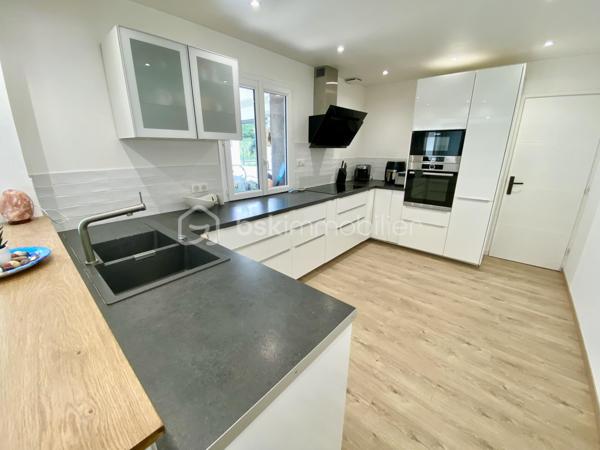Commune de Gretz-Armainvilliers, quartier du Bois-Vignolles, venez découvrir cette grande maison avec 5 chambres et une véranda de 26 m² sur une parcelle de 540 m².
Construite en 2000, elle a été améliorée à plusieurs reprises avec l'ajout de surface habitable, avec une décoration renouvelée et la création d'un garage extérieur. 
En visitant, on la sensation "d'une maison neuve". !! Un vrai coup de cœur !
La maison est située à proximité de la zone forestière. Elle fait partie d'un des plus jolis lotissements de la commune avec vue sur la forêt et des espaces verts.
Le jardin est bien dimensionné derrière la maison, sans vis à vis.

L'entrée de la maison s'ouvre sur la pièce de vie avec le salon, la salle à manger, la grande véranda et la cuisine. L'espace d'environ 90 m² (!!) est l'espace à vivre par excellence, traversant et ouvrant sur la totalité du jardin.
La cuisine est joliment équipée et aménagée, fonctionnelle et esthétique. Elle est complétée par une buanderie et un cellier. On trouve également au rdc une suite parentale de 16 m² et un WC.
À l'étage, l’espace nuit se compose de 3 chambres de 17, 13 et 12 m², d'une magnifique salle de bain avec baignoire et double-vasque et d'un WC. Une 4ème chambre peut être aménagée facilement. 

Tous les matériaux utilisés pour cette maison sont de grande qualité, assurant une isolation et un confort optimal. La décoration des sols, murs et mobiliers est en parfaite harmonie, rehaussant le charme de chaque pièce.

Les +++ : Un espace extérieur à la propriété utilisable pour garer des véhicules, possibilité de stationner 4 véhicules (ou +) sur la propriété entièrement clôturée, une parcelle de 540 m² engazonnée à l'arrière et bétonnée à l'avant, 2 portails d'accès électriques, 1 grand garage avec porte automatique d'environ 30 m², une véranda chauffée de 26 m² avec baie coulissante, volets électriques et puit de lumière, une terrasse extérieure, une maison indépendante en parpaing isolée, une toiture en tuiles en excellent état, des volets roulants électriques, du double vitrage de qualité, des radiateurs électriques à inertie récent, PAC pour le chauffage et le rafraîchissement estival à l'étage, ballon d'eau chaude de 300 litres avec adoucisseur, une luminosité remarquable toute la journée, une cuisine qualitative parfaitement équipée, aménagée et complétée avec une buanderie et un cellier de 11 m², le salon-salle à manger traversant exceptionnel de 90 m² (en comptant la cuisine), 4 chambres dont une de 17 m², ajout simple d'une chambre à l'étage, possibilité de chambre supplémentaire au rdc, des sols en carrelage ou parquet qualitatif, un DPE de classe C avec une isolation remarquable. L'accès est simple à toutes les commodités : écoles, centre de loisirs, commerces, transports, et espaces verts accessibles à pied. La N4 est à 2'.

Ne tardez pas à visiter ce petit bijou ! Bien exceptionnel sur le marché !