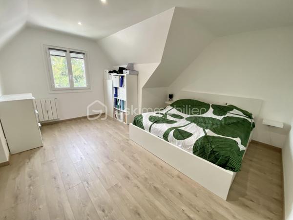 Commune de Gretz-Armainvilliers, quartier du Bois-Vignolles, venez découvrir cette grande maison avec 5 chambres et une véranda de 26 m² sur une parcelle de 540 m².
Construite en 2000, elle a été améliorée à plusieurs reprises avec l'ajout de surface habitable, avec une décoration renouvelée et la création d'un garage extérieur. 
En visitant, on la sensation "d'une maison neuve". !! Un vrai coup de cœur !
La maison est située à proximité de la zone forestière. Elle fait partie d'un des plus jolis lotissements de la commune avec vue sur la forêt et des espaces verts.
Le jardin est bien dimensionné derrière la maison, sans vis à vis.

L'entrée de la maison s'ouvre sur la pièce de vie avec le salon, la salle à manger, la grande véranda et la cuisine. L'espace d'environ 90 m² (!!) est l'espace à vivre par excellence, traversant et ouvrant sur la totalité du jardin.
La cuisine est joliment équipée et aménagée, fonctionnelle et esthétique. Elle est complétée par une buanderie et un cellier. On trouve également au rdc une suite parentale de 16 m² et un WC.
À l'étage, l’espace nuit se compose de 3 chambres de 17, 13 et 12 m², d'une magnifique salle de bain avec baignoire et double-vasque et d'un WC. Une 4ème chambre peut être aménagée facilement. 

Tous les matériaux utilisés pour cette maison sont de grande qualité, assurant une isolation et un confort optimal. La décoration des sols, murs et mobiliers est en parfaite harmonie, rehaussant le charme de chaque pièce.

Les +++ : Un espace extérieur à la propriété utilisable pour garer des véhicules, possibilité de stationner 4 véhicules (ou +) sur la propriété entièrement clôturée, une parcelle de 540 m² engazonnée à l'arrière et bétonnée à l'avant, 2 portails d'accès électriques, 1 grand garage avec porte automatique d'environ 30 m², une véranda chauffée de 26 m² avec baie coulissante, volets électriques et puit de lumière, une terrasse extérieure, une maison indépendante en parpaing isolée, une toiture en tuiles en excellent état, des volets roulants électriques, du double vitrage de qualité, des radiateurs électriques à inertie récent, PAC pour le chauffage et le rafraîchissement estival à l'étage, ballon d'eau chaude de 300 litres avec adoucisseur, une luminosité remarquable toute la journée, une cuisine qualitative parfaitement équipée, aménagée et complétée avec une buanderie et un cellier de 11 m², le salon-salle à manger traversant exceptionnel de 90 m² (en comptant la cuisine), 4 chambres dont une de 17 m², ajout simple d'une chambre à l'étage, possibilité de chambre supplémentaire au rdc, des sols en carrelage ou parquet qualitatif, un DPE de classe C avec une isolation remarquable. L'accès est simple à toutes les commodités : écoles, centre de loisirs, commerces, transports, et espaces verts accessibles à pied. La N4 est à 2'.

Ne tardez pas à visiter ce petit bijou ! Bien exceptionnel sur le marché !