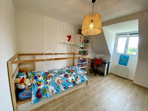 Commune de Gretz-Armainvilliers, quartier du Bois-Vignolles, venez découvrir cette grande maison avec 5 chambres et une véranda de 26 m² sur une parcelle de 540 m².
Construite en 2000, elle a été améliorée à plusieurs reprises avec l'ajout de surface habitable, avec une décoration renouvelée et la création d'un garage extérieur. 
En visitant, on la sensation "d'une maison neuve". !! Un vrai coup de cœur !
La maison est située à proximité de la zone forestière. Elle fait partie d'un des plus jolis lotissements de la commune avec vue sur la forêt et des espaces verts.
Le jardin est bien dimensionné derrière la maison, sans vis à vis.

L'entrée de la maison s'ouvre sur la pièce de vie avec le salon, la salle à manger, la grande véranda et la cuisine. L'espace d'environ 90 m² (!!) est l'espace à vivre par excellence, traversant et ouvrant sur la totalité du jardin.
La cuisine est joliment équipée et aménagée, fonctionnelle et esthétique. Elle est complétée par une buanderie et un cellier. On trouve également au rdc une suite parentale de 16 m² et un WC.
À l'étage, l’espace nuit se compose de 3 chambres de 17, 13 et 12 m², d'une magnifique salle de bain avec baignoire et double-vasque et d'un WC. Une 4ème chambre peut être aménagée facilement. 

Tous les matériaux utilisés pour cette maison sont de grande qualité, assurant une isolation et un confort optimal. La décoration des sols, murs et mobiliers est en parfaite harmonie, rehaussant le charme de chaque pièce.

Les +++ : Un espace extérieur à la propriété utilisable pour garer des véhicules, possibilité de stationner 4 véhicules (ou +) sur la propriété entièrement clôturée, une parcelle de 540 m² engazonnée à l'arrière et bétonnée à l'avant, 2 portails d'accès électriques, 1 grand garage avec porte automatique d'environ 30 m², une véranda chauffée de 26 m² avec baie coulissante, volets électriques et puit de lumière, une terrasse extérieure, une maison indépendante en parpaing isolée, une toiture en tuiles en excellent état, des volets roulants électriques, du double vitrage de qualité, des radiateurs électriques à inertie récent, PAC pour le chauffage et le rafraîchissement estival à l'étage, ballon d'eau chaude de 300 litres avec adoucisseur, une luminosité remarquable toute la journée, une cuisine qualitative parfaitement équipée, aménagée et complétée avec une buanderie et un cellier de 11 m², le salon-salle à manger traversant exceptionnel de 90 m² (en comptant la cuisine), 4 chambres dont une de 17 m², ajout simple d'une chambre à l'étage, possibilité de chambre supplémentaire au rdc, des sols en carrelage ou parquet qualitatif, un DPE de classe C avec une isolation remarquable. L'accès est simple à toutes les commodités : écoles, centre de loisirs, commerces, transports, et espaces verts accessibles à pied. La N4 est à 2'.

Ne tardez pas à visiter ce petit bijou ! Bien exceptionnel sur le marché !