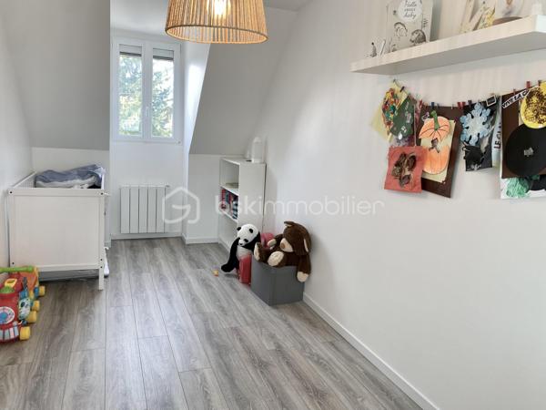 Commune de Gretz-Armainvilliers, quartier du Bois-Vignolles, venez découvrir cette grande maison avec 5 chambres et une véranda de 26 m² sur une parcelle de 540 m².
Construite en 2000, elle a été améliorée à plusieurs reprises avec l'ajout de surface habitable, avec une décoration renouvelée et la création d'un garage extérieur. 
En visitant, on la sensation "d'une maison neuve". !! Un vrai coup de cœur !
La maison est située à proximité de la zone forestière. Elle fait partie d'un des plus jolis lotissements de la commune avec vue sur la forêt et des espaces verts.
Le jardin est bien dimensionné derrière la maison, sans vis à vis.

L'entrée de la maison s'ouvre sur la pièce de vie avec le salon, la salle à manger, la grande véranda et la cuisine. L'espace d'environ 90 m² (!!) est l'espace à vivre par excellence, traversant et ouvrant sur la totalité du jardin.
La cuisine est joliment équipée et aménagée, fonctionnelle et esthétique. Elle est complétée par une buanderie et un cellier. On trouve également au rdc une suite parentale de 16 m² et un WC.
À l'étage, l’espace nuit se compose de 3 chambres de 17, 13 et 12 m², d'une magnifique salle de bain avec baignoire et double-vasque et d'un WC. Une 4ème chambre peut être aménagée facilement. 

Tous les matériaux utilisés pour cette maison sont de grande qualité, assurant une isolation et un confort optimal. La décoration des sols, murs et mobiliers est en parfaite harmonie, rehaussant le charme de chaque pièce.

Les +++ : Un espace extérieur à la propriété utilisable pour garer des véhicules, possibilité de stationner 4 véhicules (ou +) sur la propriété entièrement clôturée, une parcelle de 540 m² engazonnée à l'arrière et bétonnée à l'avant, 2 portails d'accès électriques, 1 grand garage avec porte automatique d'environ 30 m², une véranda chauffée de 26 m² avec baie coulissante, volets électriques et puit de lumière, une terrasse extérieure, une maison indépendante en parpaing isolée, une toiture en tuiles en excellent état, des volets roulants électriques, du double vitrage de qualité, des radiateurs électriques à inertie récent, PAC pour le chauffage et le rafraîchissement estival à l'étage, ballon d'eau chaude de 300 litres avec adoucisseur, une luminosité remarquable toute la journée, une cuisine qualitative parfaitement équipée, aménagée et complétée avec une buanderie et un cellier de 11 m², le salon-salle à manger traversant exceptionnel de 90 m² (en comptant la cuisine), 4 chambres dont une de 17 m², ajout simple d'une chambre à l'étage, possibilité de chambre supplémentaire au rdc, des sols en carrelage ou parquet qualitatif, un DPE de classe C avec une isolation remarquable. L'accès est simple à toutes les commodités : écoles, centre de loisirs, commerces, transports, et espaces verts accessibles à pied. La N4 est à 2'.

Ne tardez pas à visiter ce petit bijou ! Bien exceptionnel sur le marché !